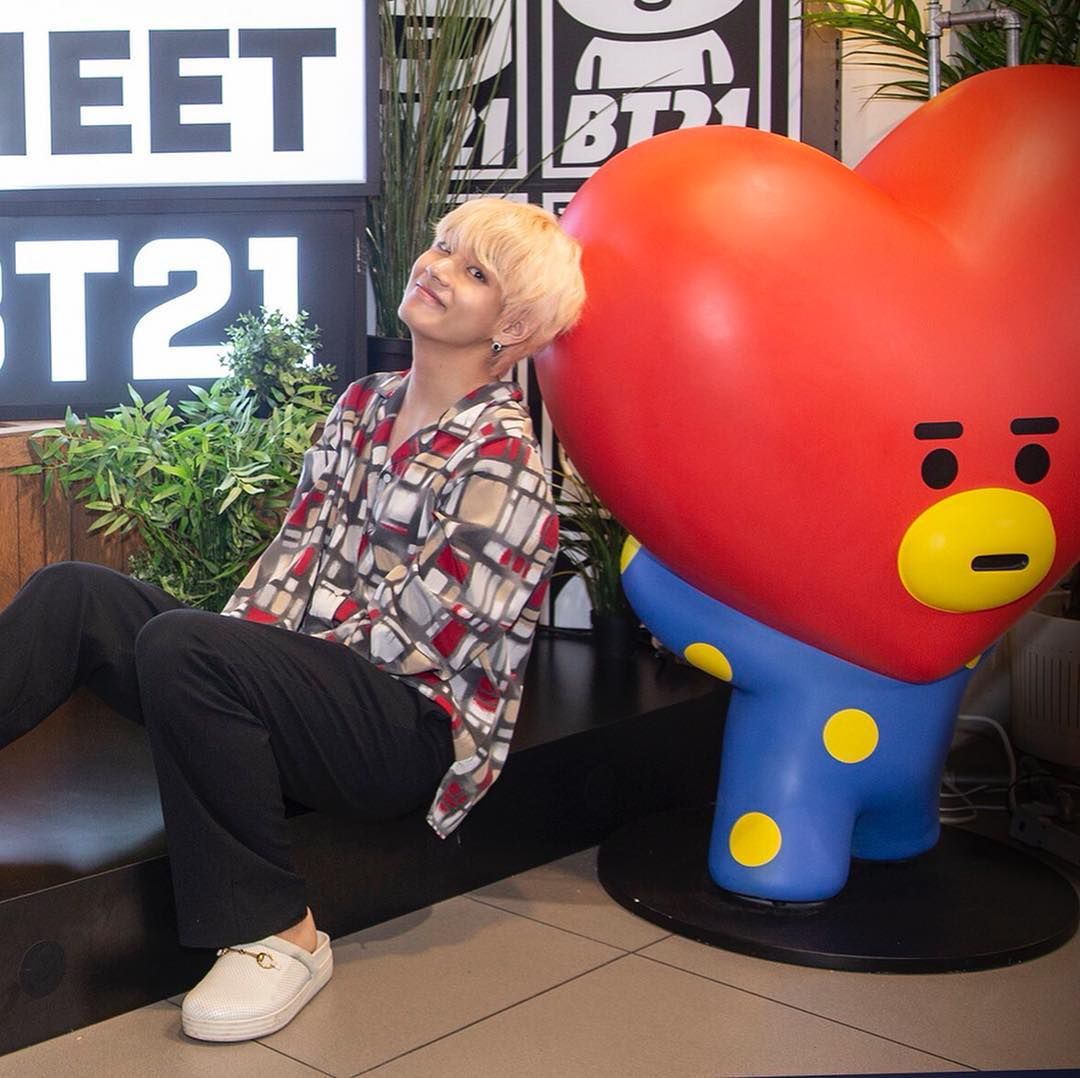 Bts V ✩ Taehyung On Instagram: “(❤︎) Q : Who'S Your Bts And Bt21 Biases? :]  — Taetae And Tata!” | Bts, Romantik Romanlar, Şarkıcılar