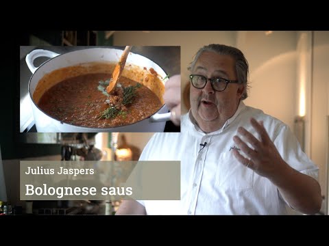 Julius Jaspers prepares Bolognese sauce